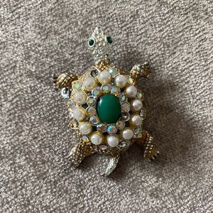 Vintage turtle pin.
